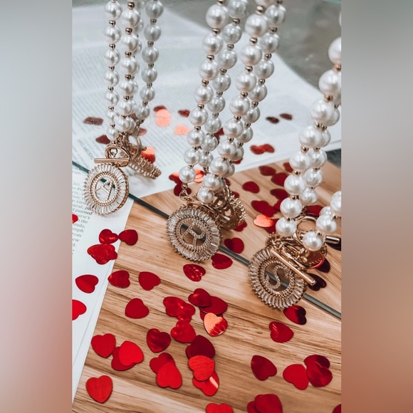 Sis Kiss Radiant Pearl “E” Initial Necklace - Picture 1 of 5